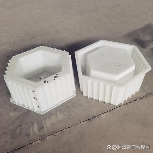 六角護坡模具是護坡模具的一種,護坡模具是為了防止邊坡受沖刷,六角